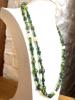 Long collier dans les tons vert