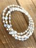 Long collier dans les tons blanc
