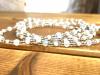 Long collier dans les tons blanc
