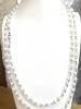 Long collier dans les tons blanc